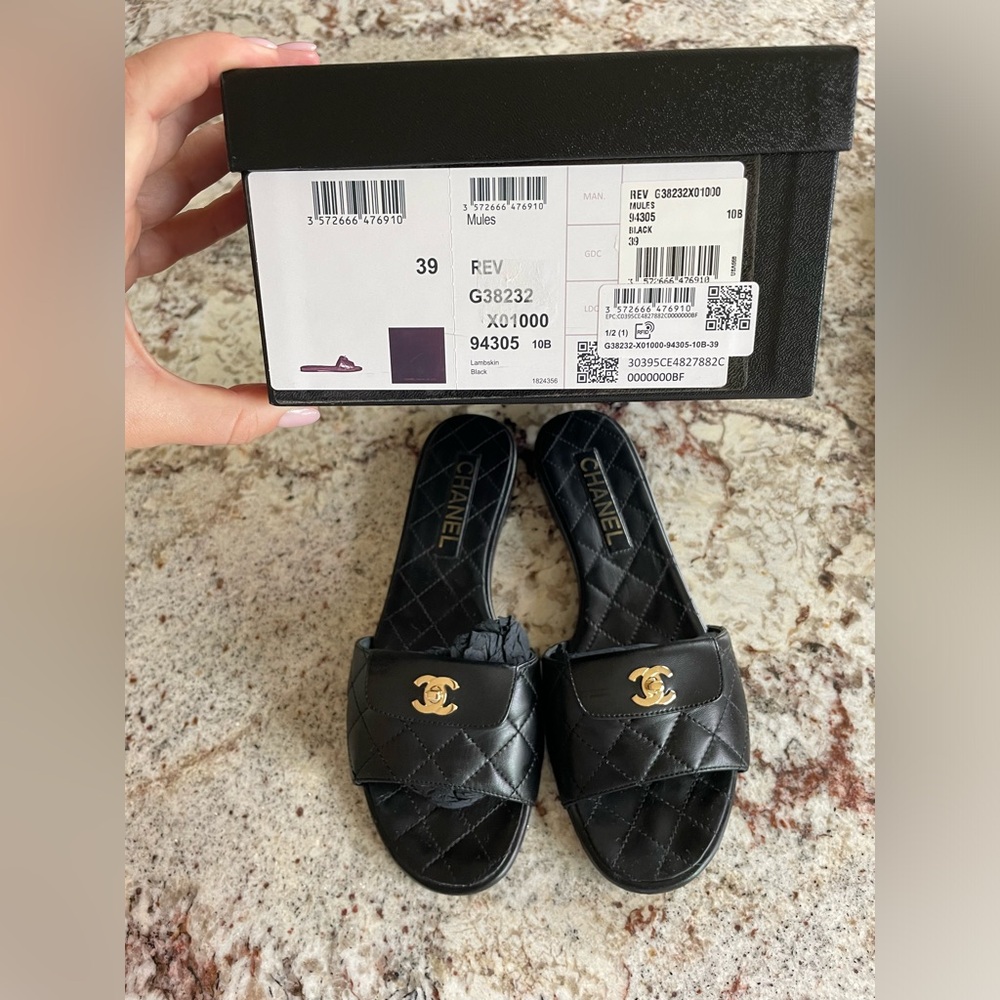 Chanel Turnlock Quilted Black Slides - Size EU 39 / US 8 - Excellent condition - Picture 3 of 16